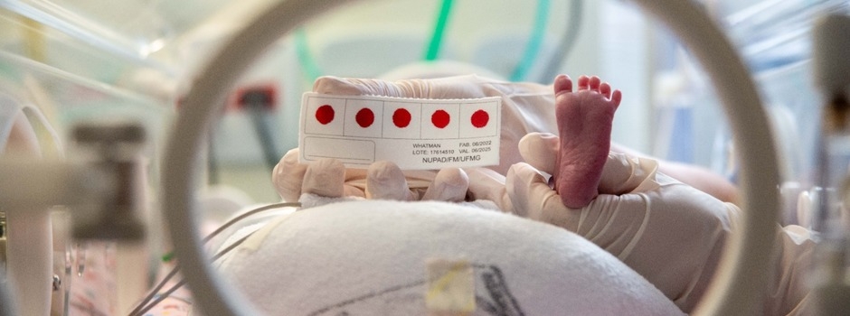 Minas Gerais é o primeiro estado do país a rastrear gratuitamente 64 doenças no Teste do Pezinho