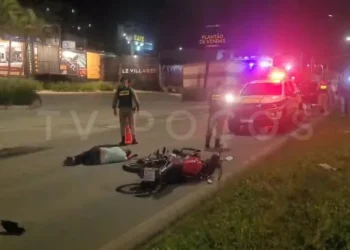 Motociclista embriagado cai na frente da PM e causa acidente com três veículos em Poços de Caldas