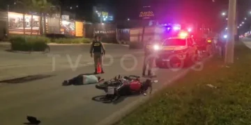 Motociclista embriagado cai na frente da PM e causa acidente com três veículos em Poços de Caldas