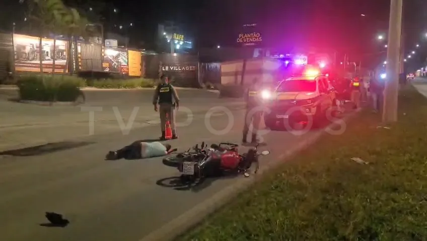Motociclista embriagado cai na frente da PM e causa acidente com três veículos em Poços de Caldas
