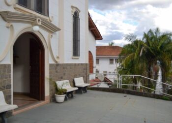 Presidente do TCEMG pede investigação após Santa Casa de Poços ser acusada de impedir assistência religiosa por padre; hospital nega impedimento