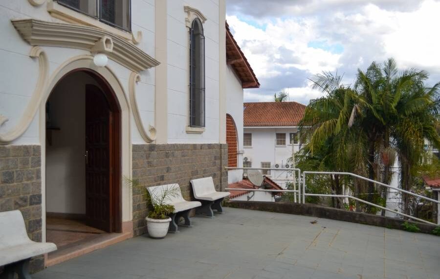 Presidente do TCEMG pede investigação após Santa Casa de Poços ser acusada de impedir assistência religiosa por padre; hospital nega impedimento