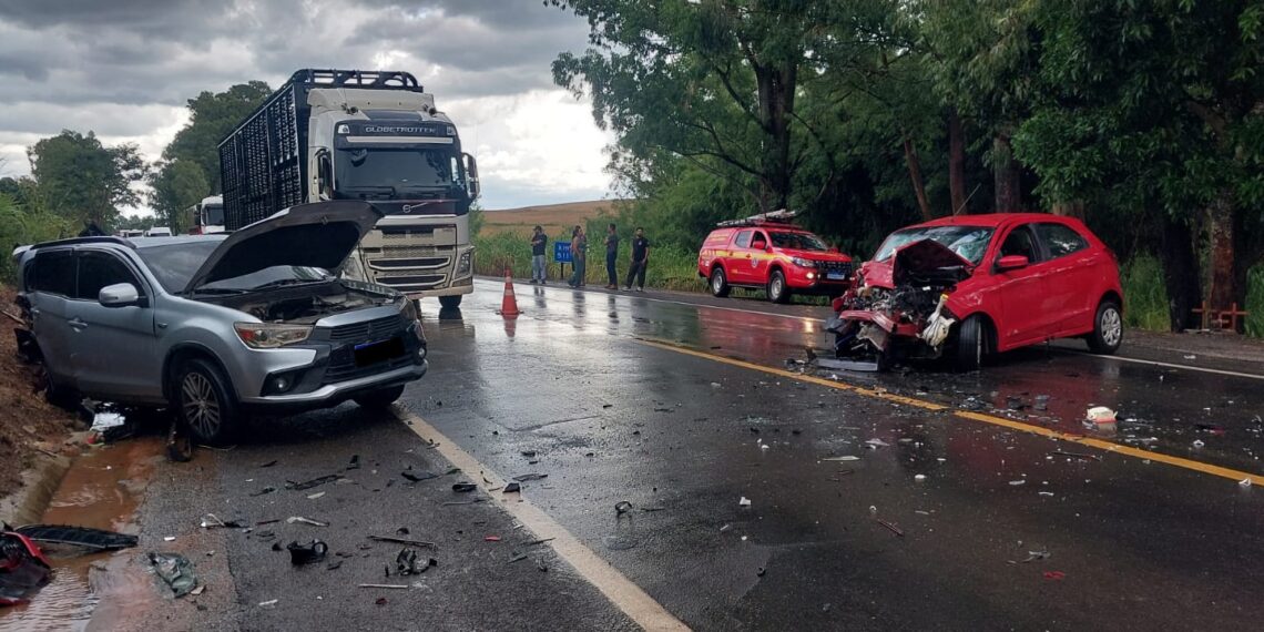 Colisão na BR-491 deixa cinco vítimas