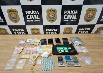 Dupla é presa com drogas e mais de R$ 1,5 mil em Poços