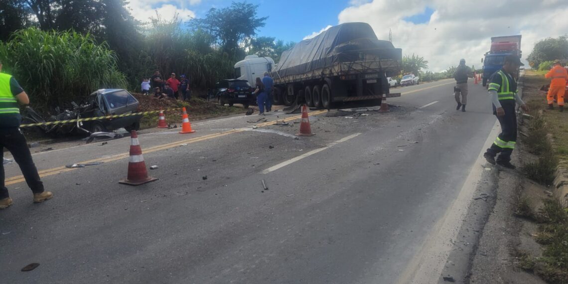 Mulher de 35 anos morre em batida frontal entre carro e caminhão na BR-146