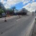 Mulher de 35 anos morre em batida frontal entre carro e caminhão na BR-146