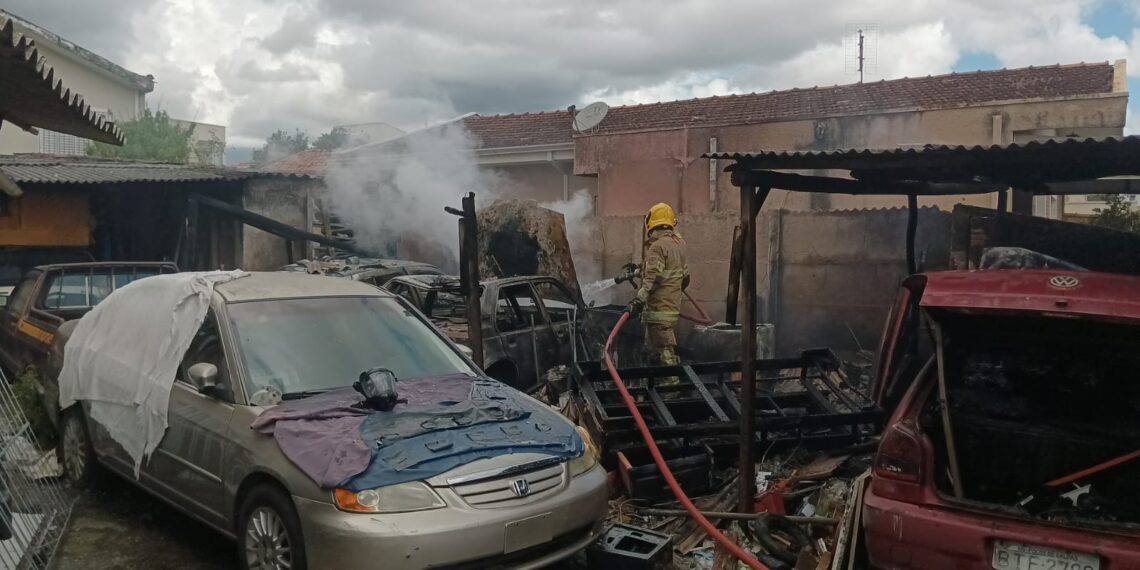 Incêndio em residência destrói três veículos em Poços de Caldas