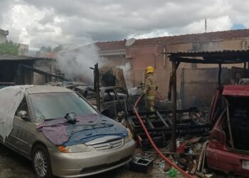 Incêndio em residência destrói três veículos em Poços de Caldas