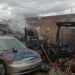 Incêndio em residência destrói três veículos em Poços de Caldas