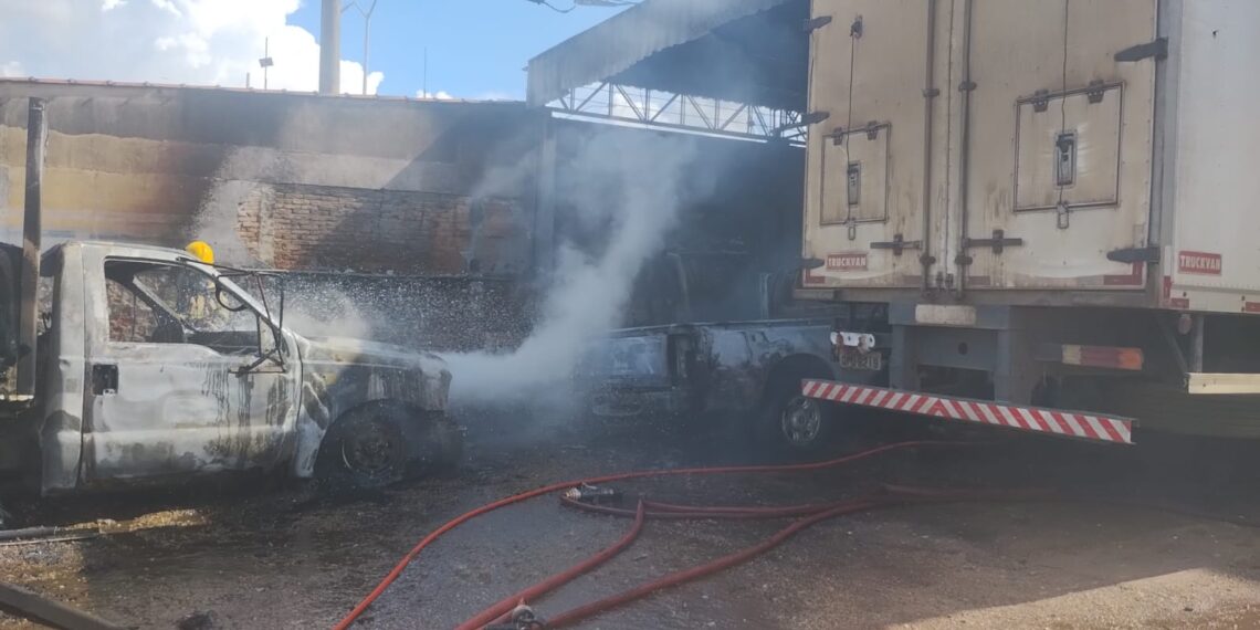 Incêndio em oficina mecânica atinge veículos no Sul de Minas