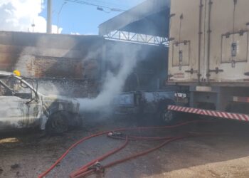 Incêndio em oficina mecânica atinge veículos no Sul de Minas