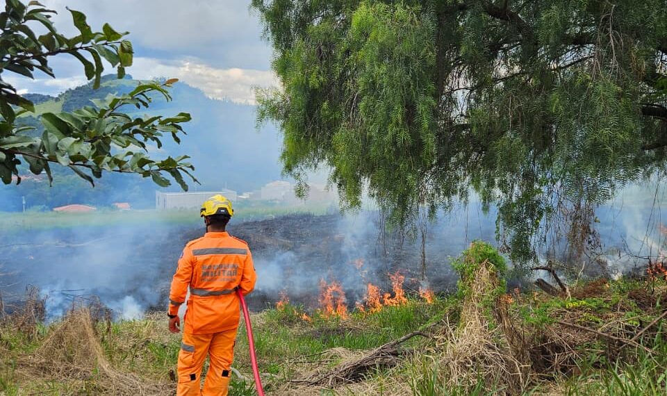 Incêndio em vegetação atinge 1.000 m² de área em Andradas