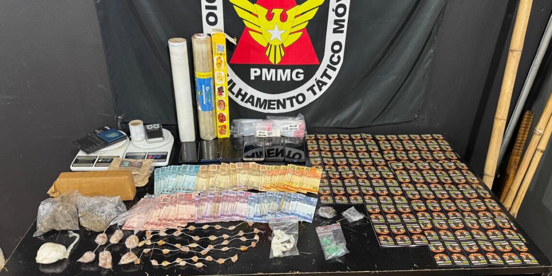 Suspeito empurra policial de altura de 6 metros durante ação contra o tráfico em Poços; dois são presos e grande quantidade de drogas é apreendida