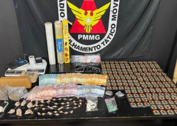 Suspeito empurra policial de altura de 6 metros durante ação contra o tráfico em Poços; dois são presos e grande quantidade de drogas é apreendida