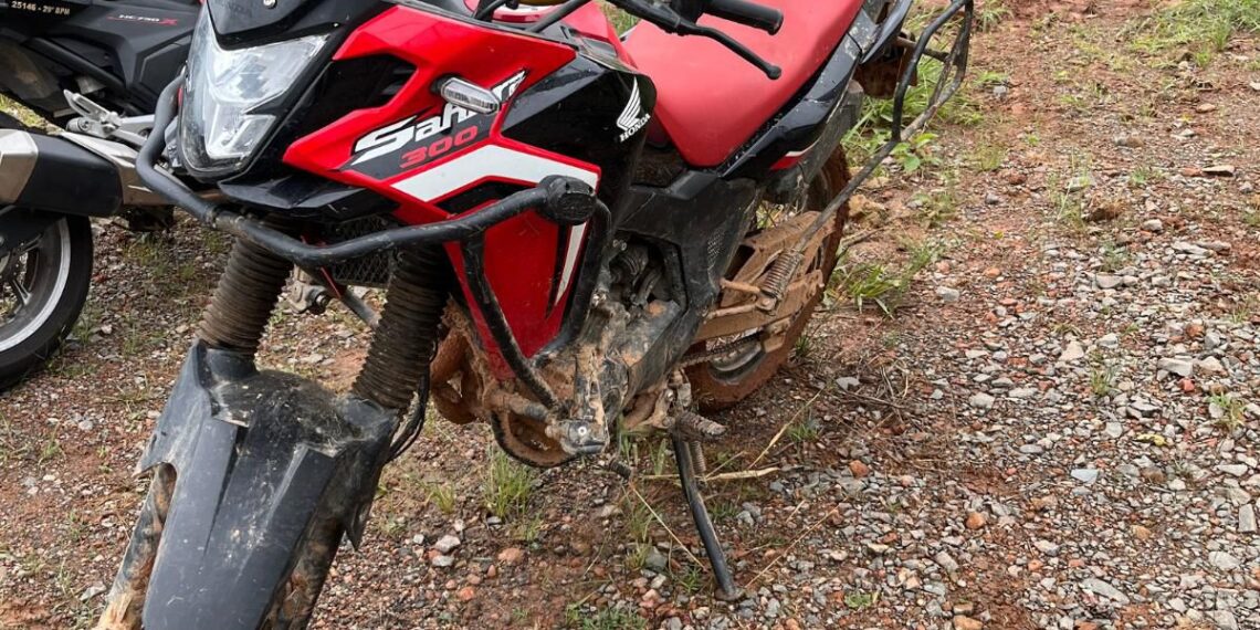 Motocicleta furtada é recuperada após perseguição e fuga do condutor em Poços