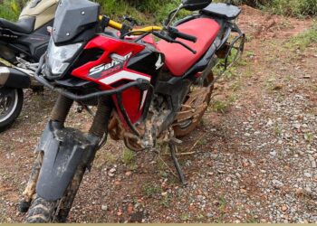 Motocicleta furtada é recuperada após perseguição e fuga do condutor em Poços