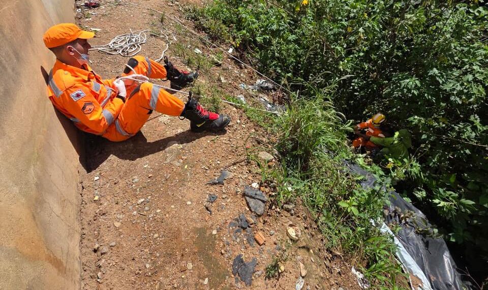 Homem cai em ribanceira, fica inconsciente e é resgatado por bombeiros em Poços de Caldas