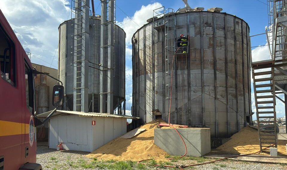 Incêndio de grandes proporções atinge silo de soja no Sul de Minas