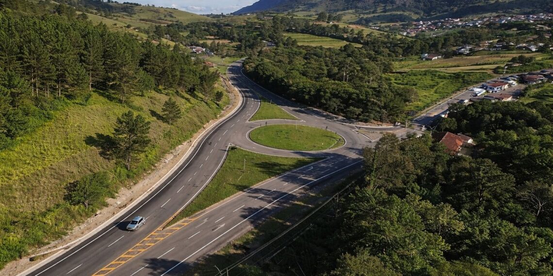 Poços de Caldas, Caldas e outras cidades recebem melhorias em rodovias nesta semana
