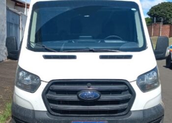 Criminosos invadem empresa, levam cofre e van, mas veículo é recuperado pela PM