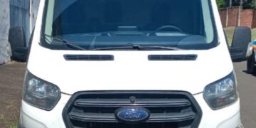 Criminosos invadem empresa, levam cofre e van, mas veículo é recuperado pela PM