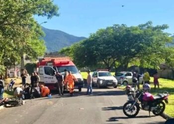 Motociclista sofre fratura grave após colisão frontal com carro