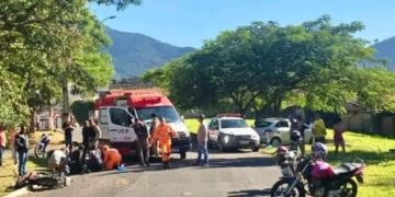 Motociclista sofre fratura grave após colisão frontal com carro