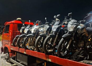 Seis motos removidas e 21 multas aplicadas: operação movimenta a noite em Poços de Caldas