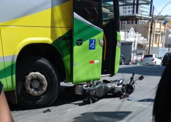 Acidente entre moto e ônibus deixa dois feridos em Poços de Caldas