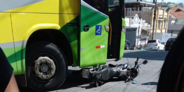 Acidente entre moto e ônibus deixa dois feridos em Poços de Caldas