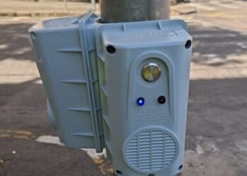 Novas botoeiras sonoras são instaladas em semáforos na região central de Poços