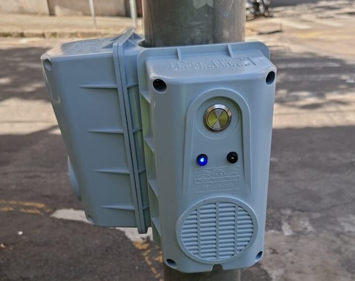 Novas botoeiras sonoras são instaladas em semáforos na região central de Poços