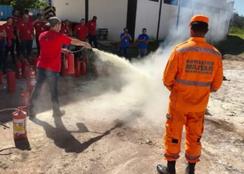 Bombeiros capacitam brigadistas em treinamento com colaboradores de empresa