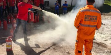Bombeiros capacitam brigadistas em treinamento com colaboradores de empresa