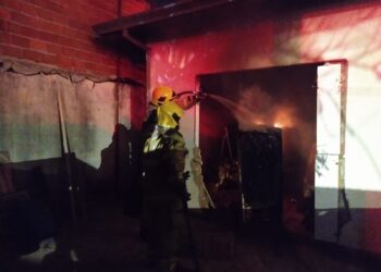 Geladeira pega fogo e mobiliza bombeiros no Jardim Ipê, em Poços de Caldas