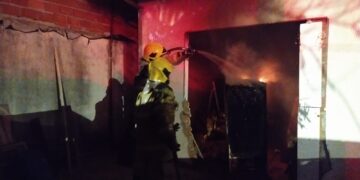 Geladeira pega fogo e mobiliza bombeiros no Jardim Ipê, em Poços de Caldas