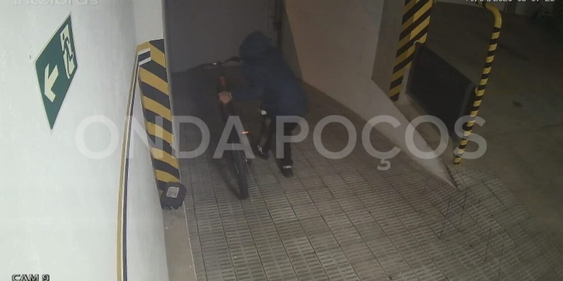 Vídeo mostra momento em que homem furta condomínio no centro de Poços de Caldas
