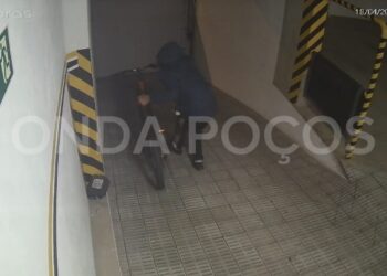 Vídeo mostra momento em que homem furta condomínio no centro de Poços de Caldas