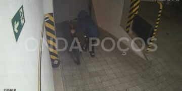 Vídeo mostra momento em que homem furta condomínio no centro de Poços de Caldas