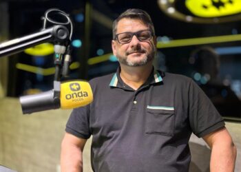 Programa Poços em Foco recebe advogado para debater direito digital, crimes virtuais e relações de trabalho