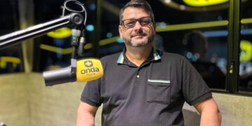 Programa Poços em Foco recebe advogado para debater direito digital, crimes virtuais e relações de trabalho