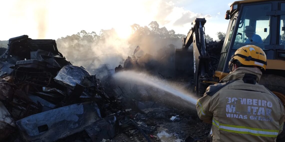 Incêndio destrói cerca de 38 toneladas de recicláveis em pátio no Sul de Minas