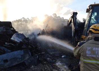 Incêndio destrói cerca de 38 toneladas de recicláveis em pátio no Sul de Minas