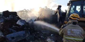 Incêndio destrói cerca de 38 toneladas de recicláveis em pátio no Sul de Minas