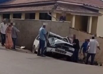 VÍDEO: Carro desgovernado atinge poste e deixa duas idosas feridas na região