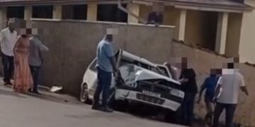 Carro desgovernado atinge poste e deixa duas idosas feridas na região