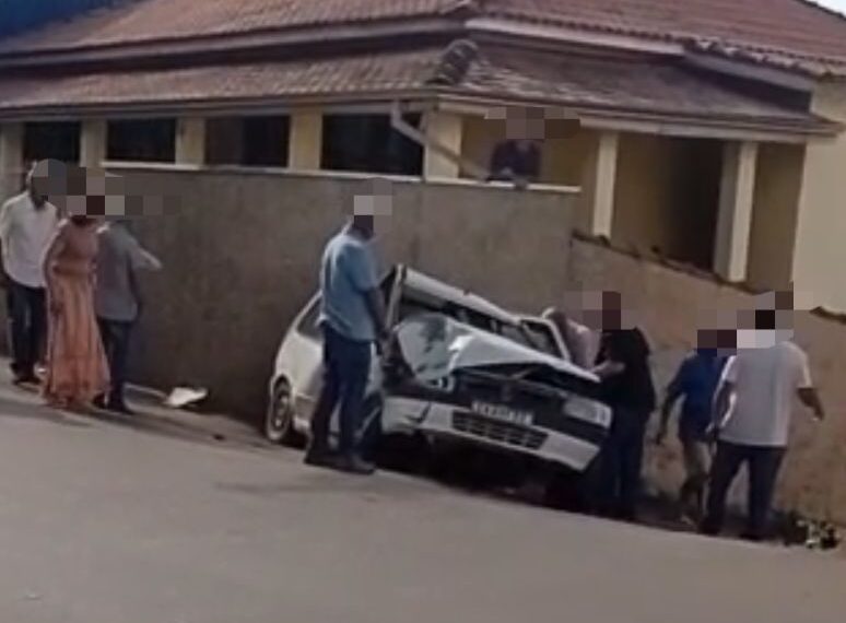 VÍDEO: Carro desgovernado atinge poste e deixa duas idosas feridas na região