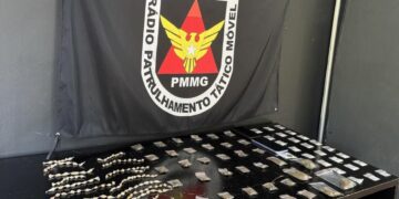 Dois suspeitos são detidos por tráfico de drogas após denúncia anônima em Poços de Caldas