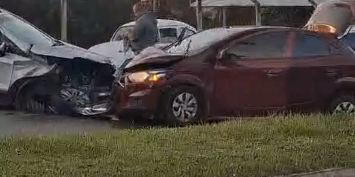 Motorista cochila ao volante e causa batida frontal entre dois carros em Poços de Caldas