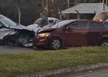 Motorista cochila ao volante e causa batida frontal entre dois carros em Poços de Caldas